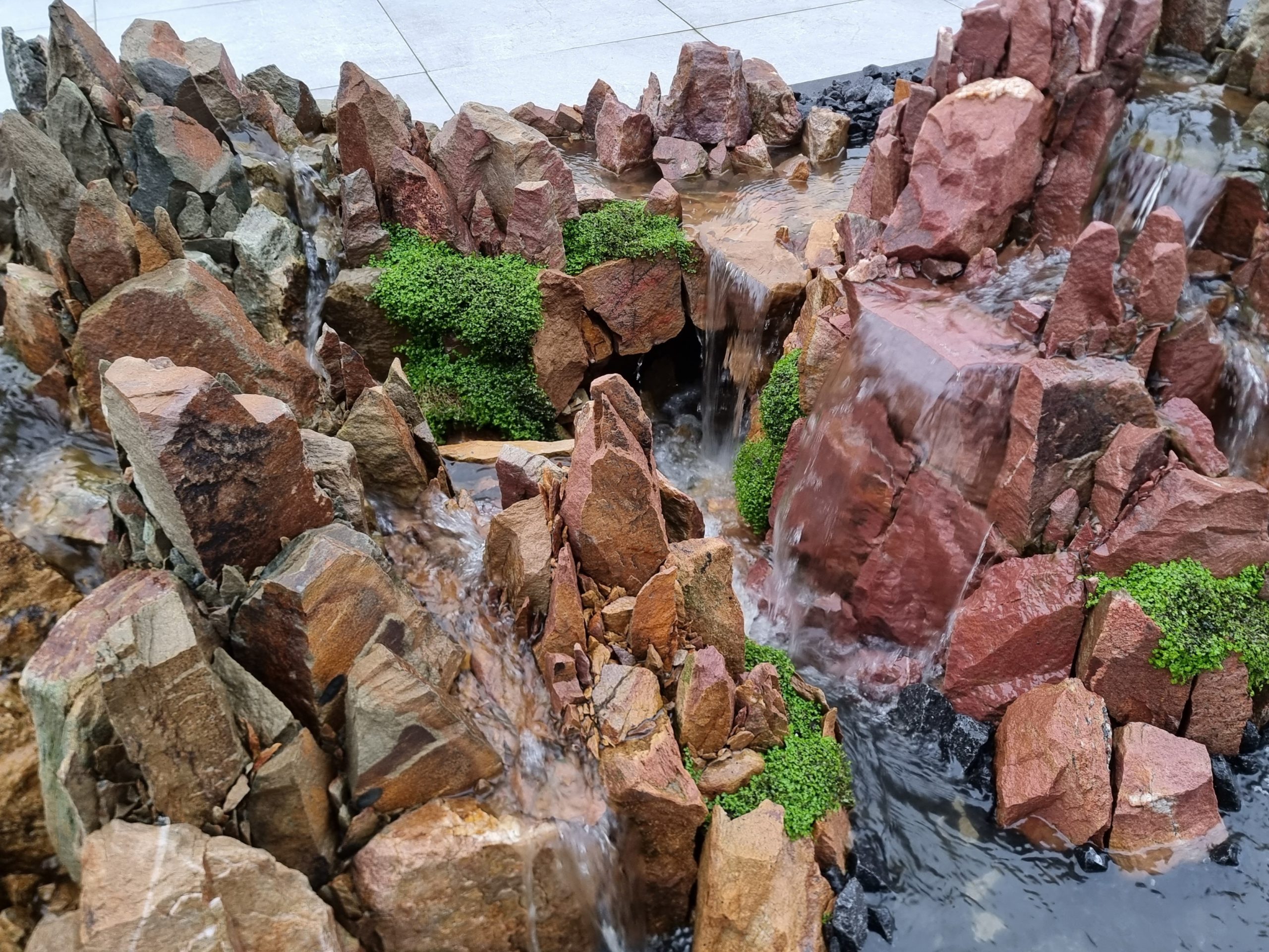 Tuin waterval met grot